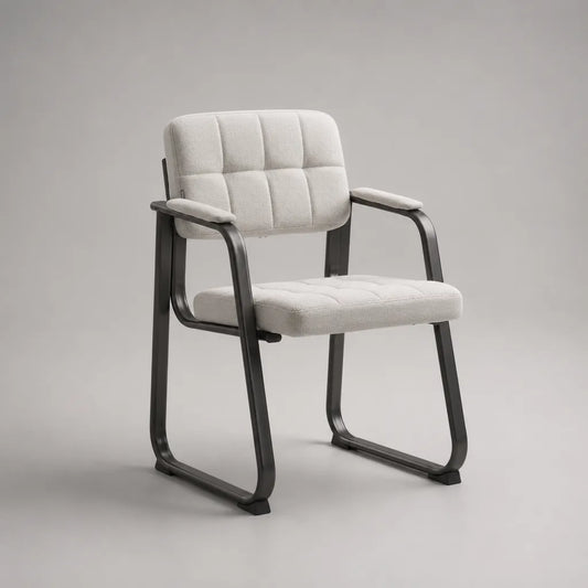 Chaise rembourrée avec accoudoirs, revêtement en polyester bouclé beige et structure en acier noir, 58 × 62 × 82 cm