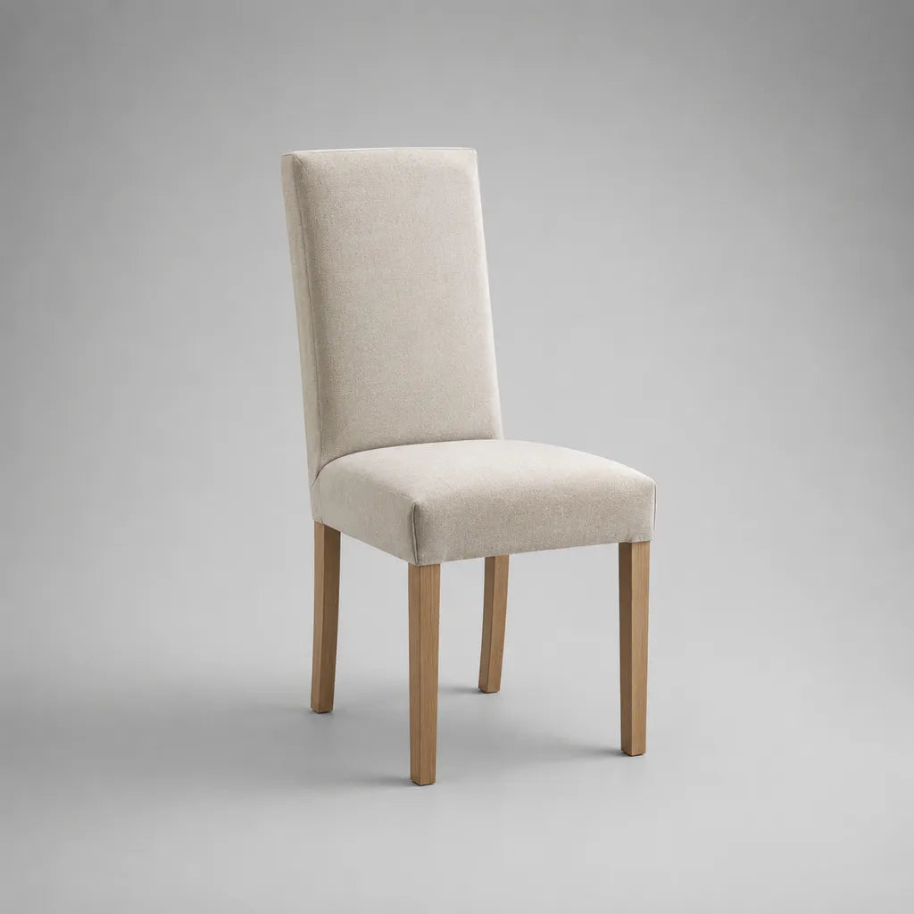 Chaise rembourrée en polyester beige avec pieds en hévéa massif, dossier rectangulaire, 45 × 55 × 95 cm