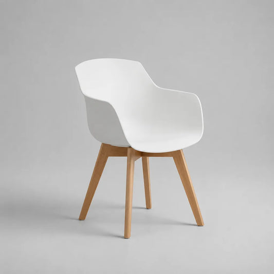 Chaise de salle à manger avec accoudoirs, coque en polypropylène blanc et pieds en hêtre massif, 60 × 55 × 82 cm