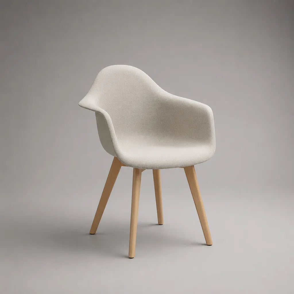 Chaise de salle à manger en tissu beige clair avec accoudoirs et pieds en bois naturel, 58 × 60 × 82 cm
