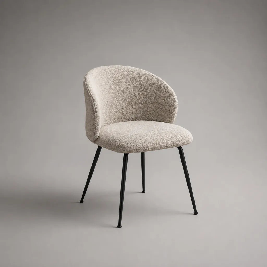 Chaise rembourrée en tissu bouclé écru avec dossier arrondi et pieds en acier noir, 56 × 57 × 78 cm